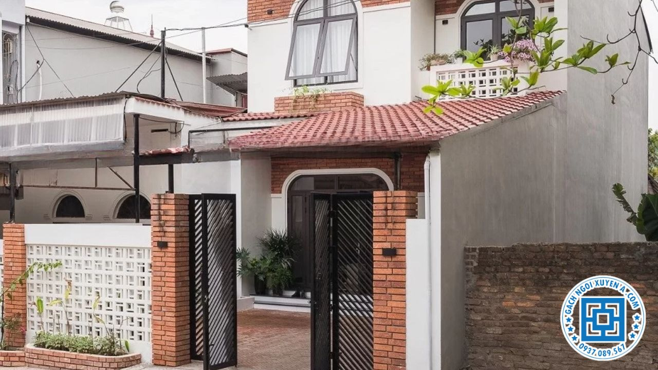 Cổng xây bằng gạch cổ tạo sự vững chắc cho căn nhà