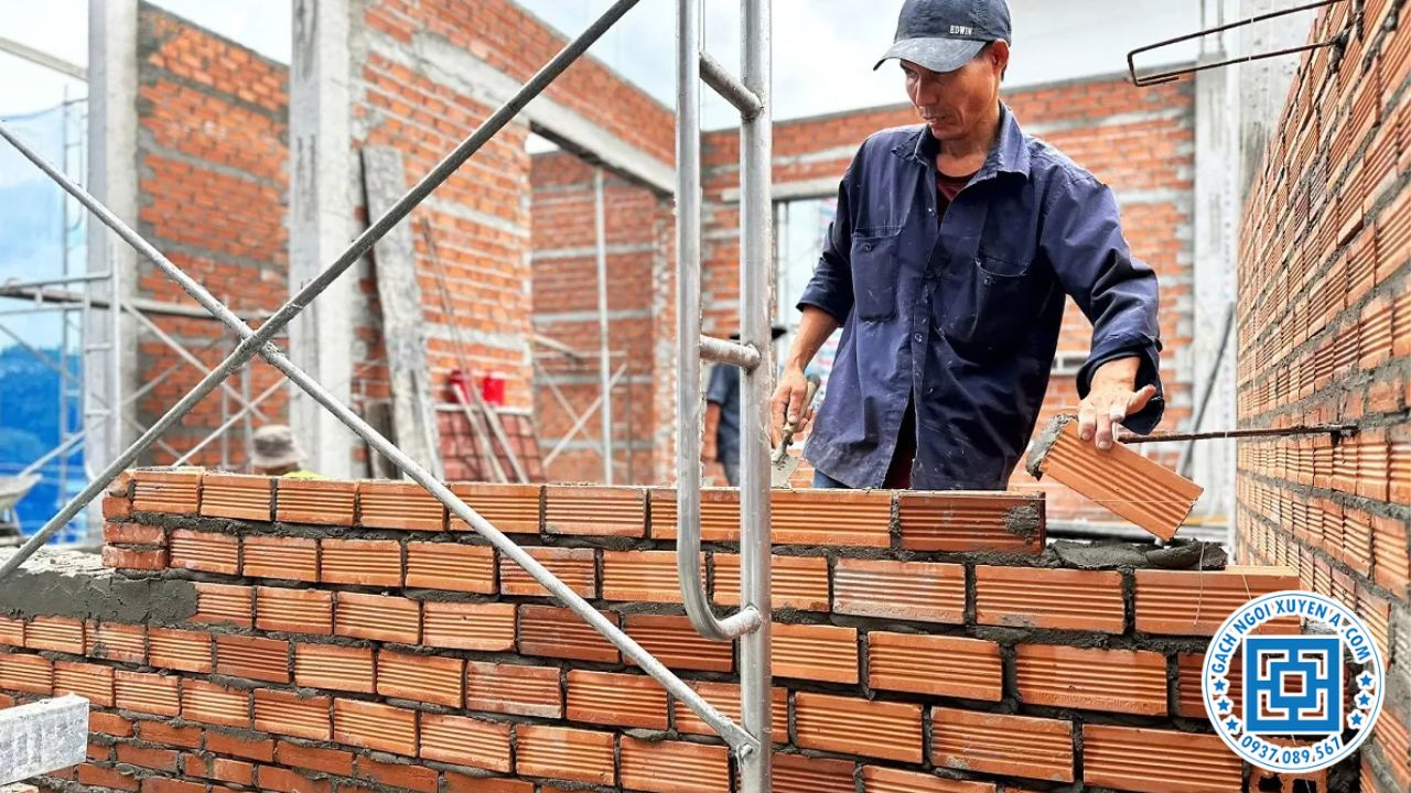 Tường gạch đinh vững chắc