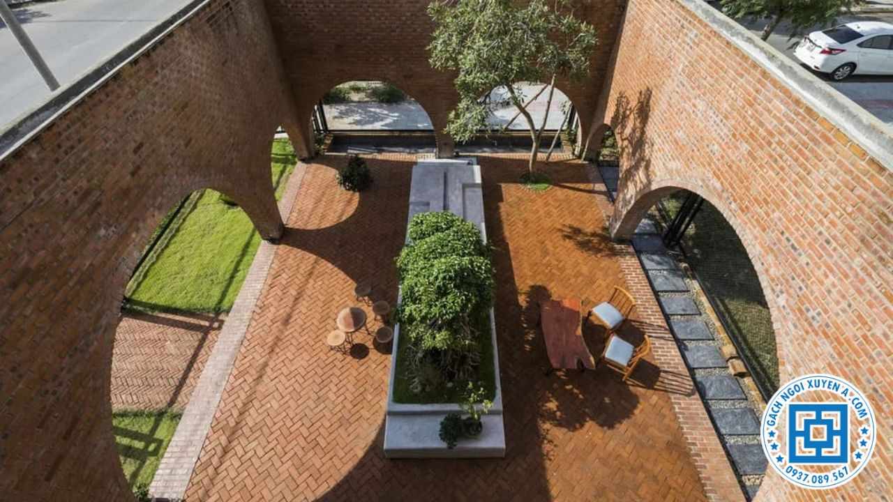 Gạch đinh đặc ốp tường đến lát nền và lối đi