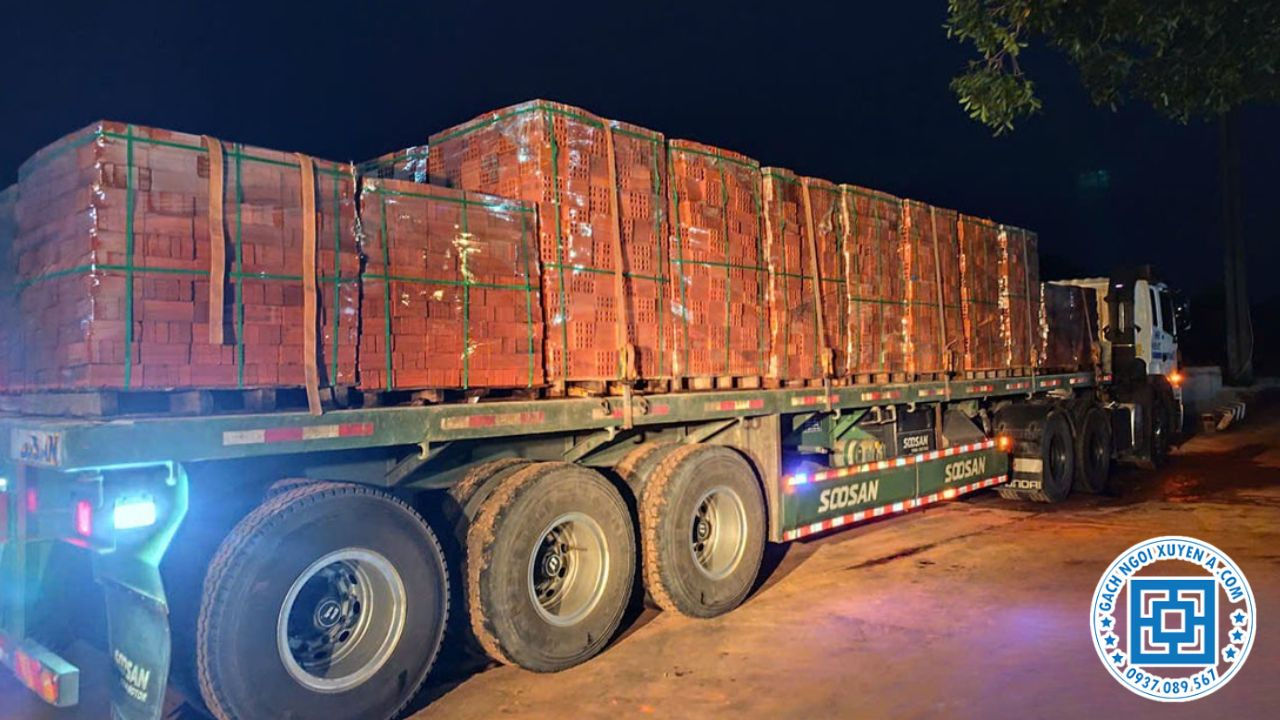 Gạch Ngói Xuyên Á vận chuyển gạch trong đêm đến công trình