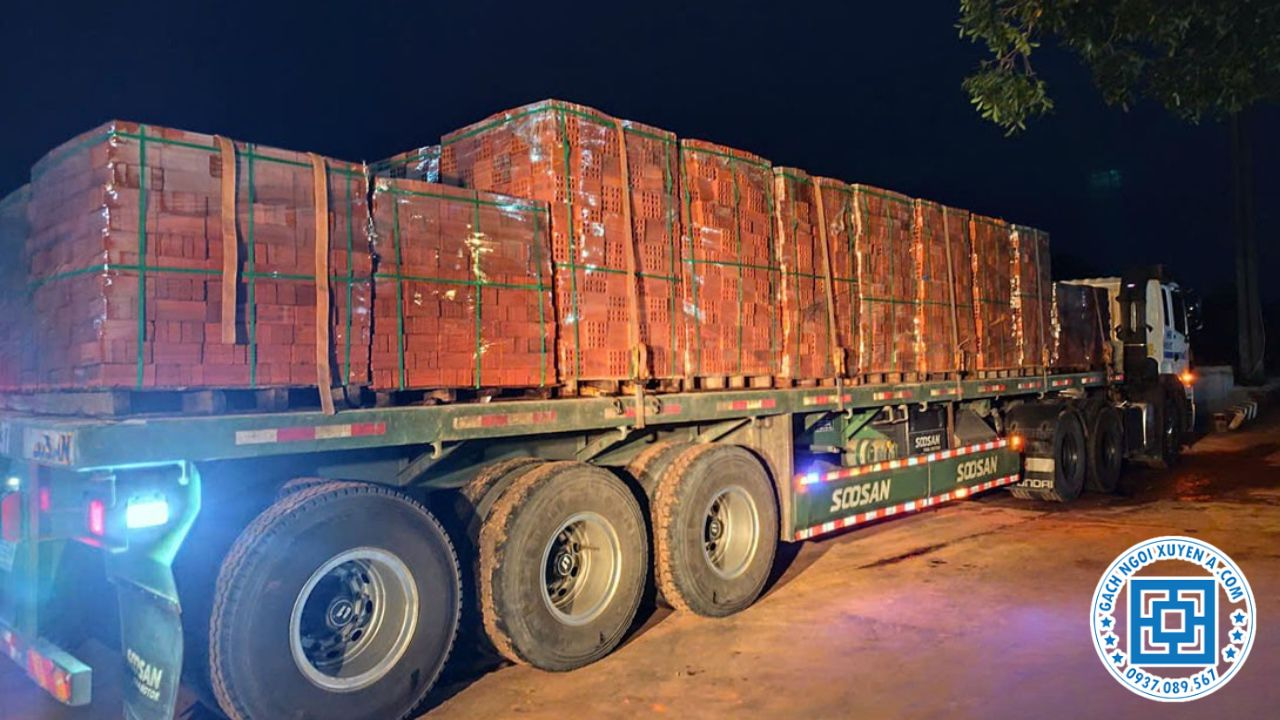 Hỗ Trợ Giao Gạch Bằng Container Ban Đêm
