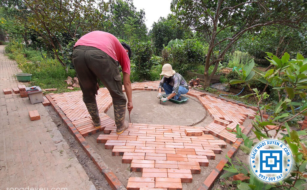 Lát Sân Vườn Bằng Gạch Đinh Giúp Tăng Tính Thẩm Mỹ & Chống Trơn Trượt Vượt Trội