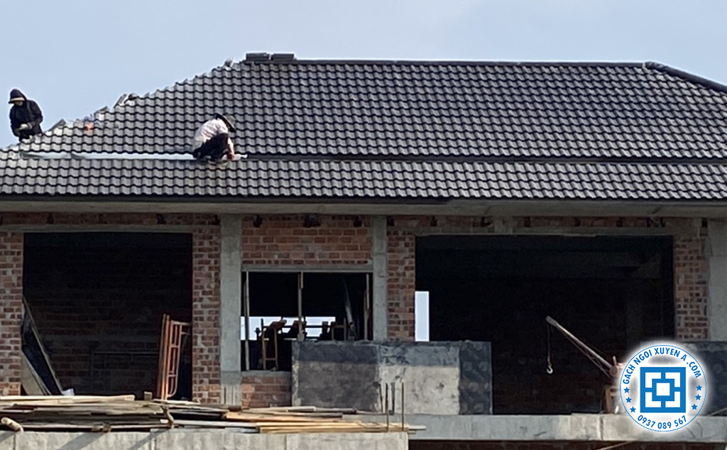 Ngói Có Độ Cứng Vượt Trội, Thi Công Nhanh Chóng, Đơn Giản