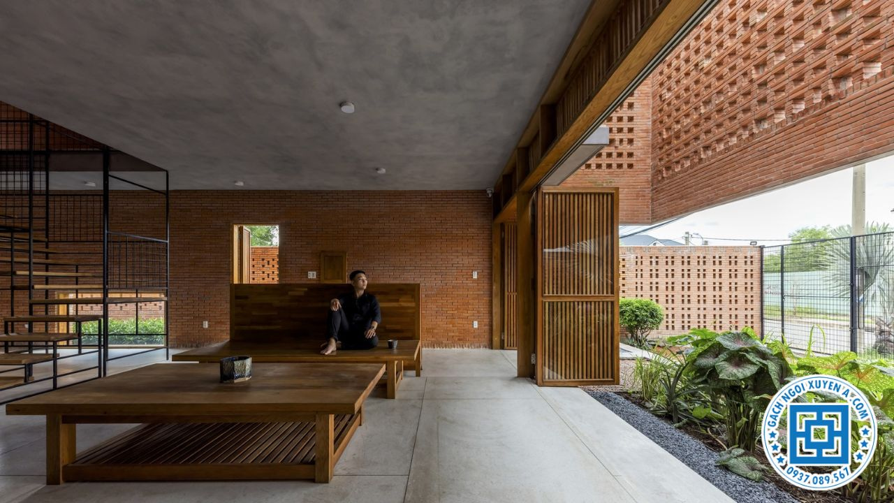 Nhà phố kết hợp với tường gạch và cửa gỗ