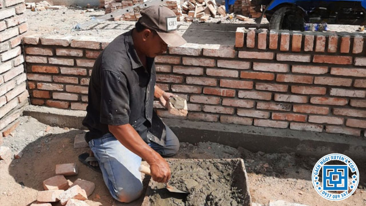 Thi công xây tường bằng gạch cổ