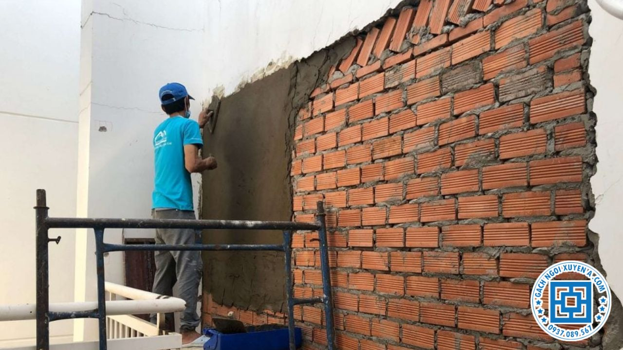 Tường gạch đinh