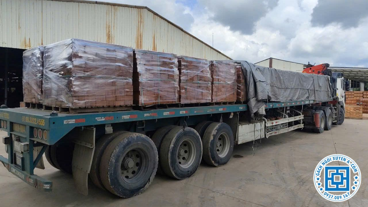 Xe container bên Gạch Ngói Xuyên Á giao hàng đến công trình