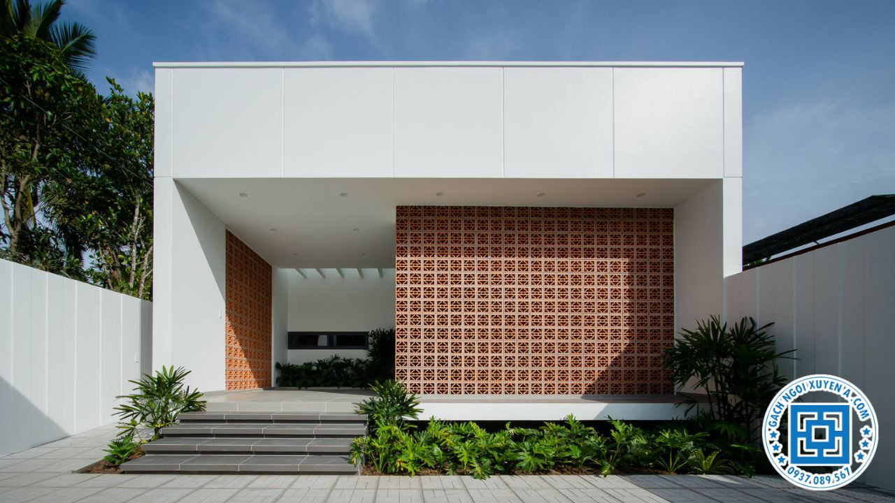 Nhà Hiện Đại Sử Dụng Gạch Thông Gió Tạo Cảm Giác Gần Gũi, Giản Dị Nhưng Vẫn Hiện Đại